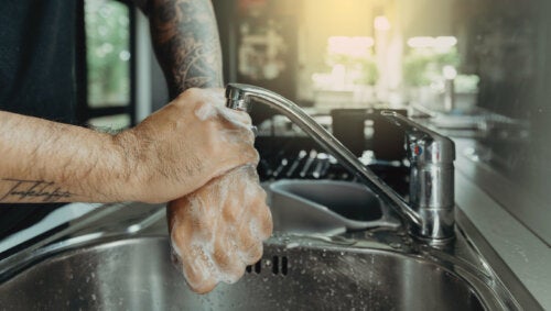 Como curar uma tatuagem infectada