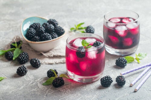 Aprenda a fazer limonada de amora, morango e outras frutas vermelhas