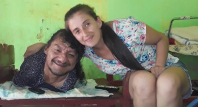 Mesmo sem braços e pernas, pai cria as duas filhas sozinho