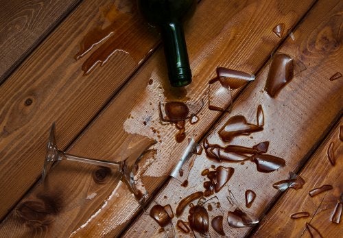 Os melhores truques para coletar muito bem o vidro quebrado