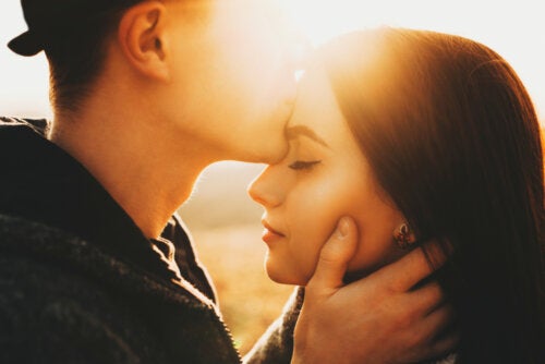 Você conhecia o incrível poder do beijo na testa?