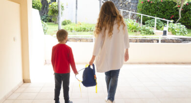 Ao deixar filho na escola, mãe ouve de outros pais que ela fede: "Trabalho 12h por dia"