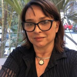 Atriz Myrian Rios revela que perdeu 100% da audição após retirar aparelho implantado