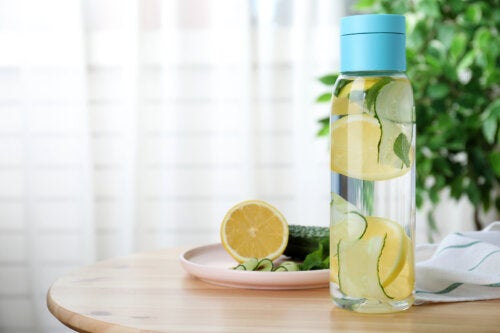 5 razões pelas quais você deve beber água com pepino e limão