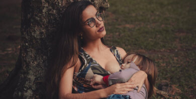 Mãe descobre que ex-marido deixa a atual mulher amamentar seu filho