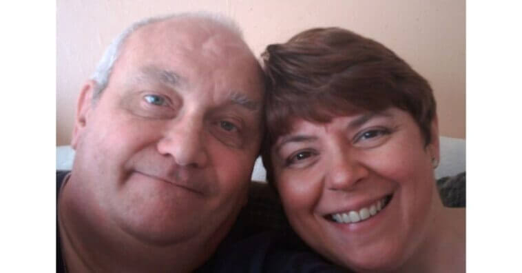 "Meus amantes me ajudaram a superar a morte do meu marido", diz viúva de 50 anos