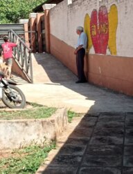 Idoso de 88 anos leva e espera bisneta na escola - todos os dias!