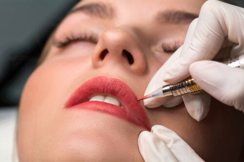 Lip blushing: a técnica de tendência que engrossa e delineia os lábios