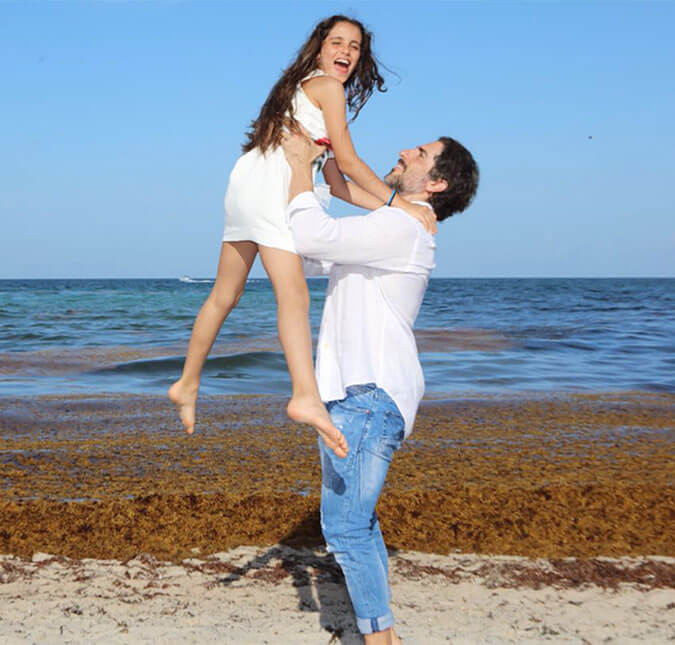 Marcos Mion e a filha na praia.