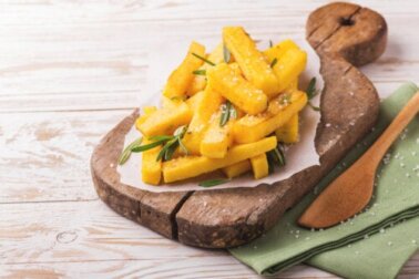 Como preparar palitos de polenta com parmesão