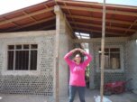 Casa construída com garrafas pet