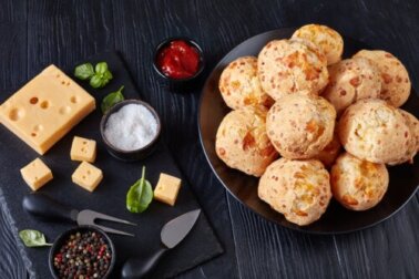 Gougères: aprenda a fazer o pão de queijo francês