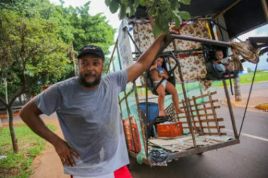 Pai adapta carrinho de reciclagem para não deixar filhos sozinhos em casa