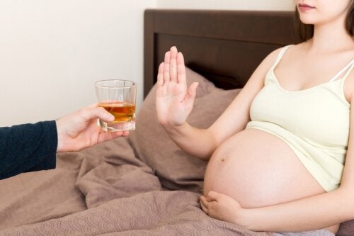Qualquer quantidade de álcool durante a gravidez pode prejudicar o bebê, diz estudo