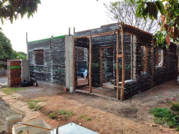 asomadetodosafetos.com - Casal se livra do aluguel construindo casa feita com 10 mil garrafas de vidro: "Um sonho"