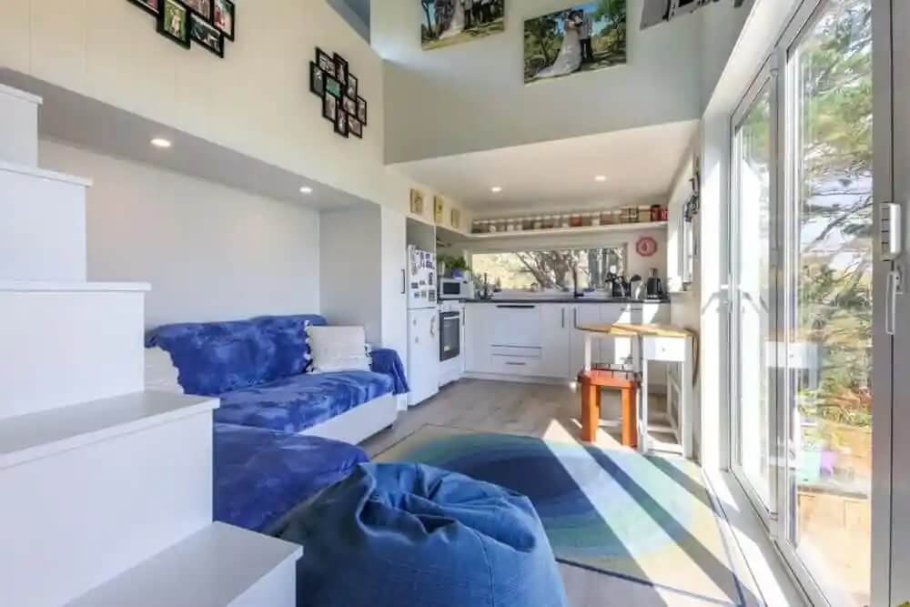 Sala e cozinha do casal que decidiu construir a própria casa
