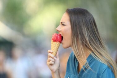 Qual é a relação entre alimentos frios e sensibilidade dentária?