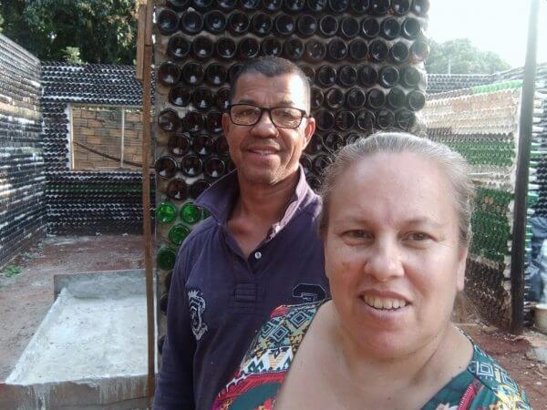 asomadetodosafetos.com - Casal se livra do aluguel construindo casa feita com 10 mil garrafas de vidro: "Um sonho"