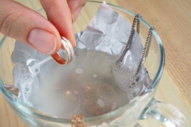 Como limpar prata com bicarbonato de sódio