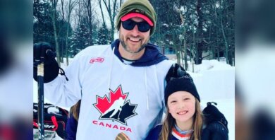 Pai protege filha com um abraço e faz com que ela seja a única sobrevivente na queda de um avião