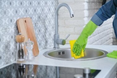 Como limpar corretamente a pia de aço inox?