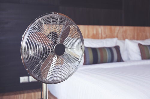 Dormir com o ventilador ligado: vantagens e desvantagens