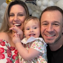 Após alguns meses de tratamento, o estado de saúde da filha de Tiago Leifert é estável