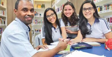 Com a ajuda de alunas e professores, porteiro de escola ingressa na faculdade