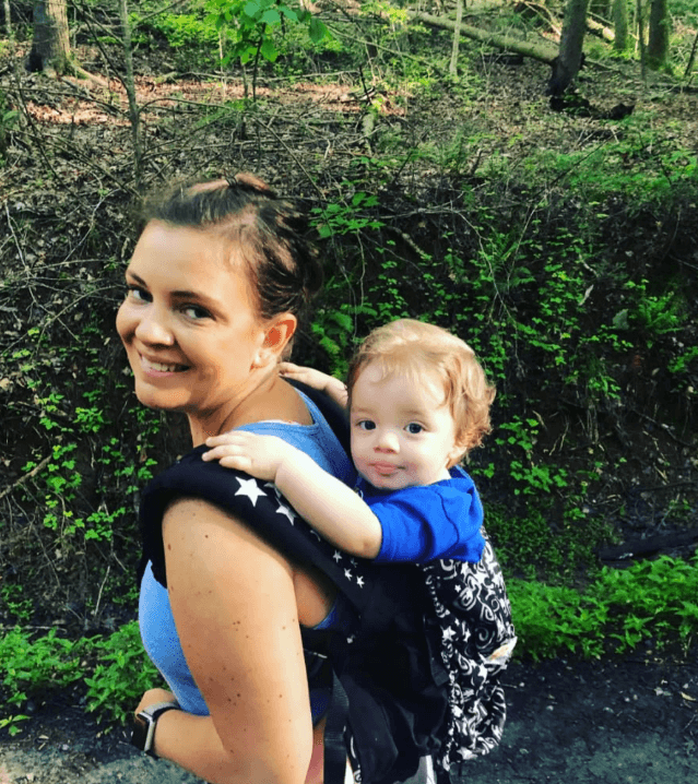 Conheça Julie, a mulher que se tornou da babá do menino que acolheu temporariamente.