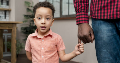 Criança que respeita os mais velhos se torna um adulto melhor