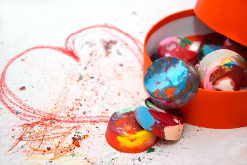 6 ideias de artesanato para reaproveitar gizes de cera colorido