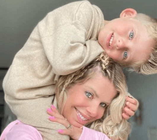 Karina Bacchi comenta os desafios de ser mãe independente.