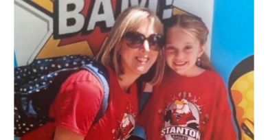 Aluna que morava em um orfanato é adotada pela professora: “Ela é minha filha”