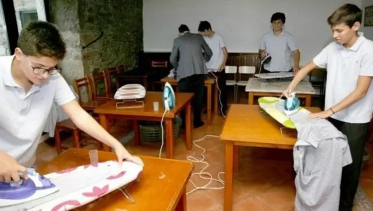 Colégio espanhol ensina meninos a cozinhar, limpar e passar roupa