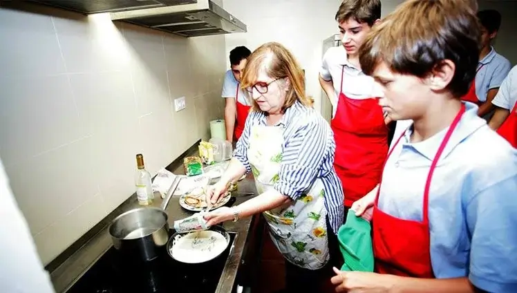 Colégio espanhol ensina meninos a cozinhar, limpar e passar roupa