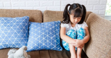 Filho triste: como descobrir o motivo e ajudá-lo a superar a tristeza?