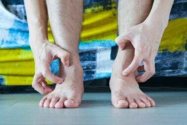 10 causas comuns de coceira nas pernas e o que fazer