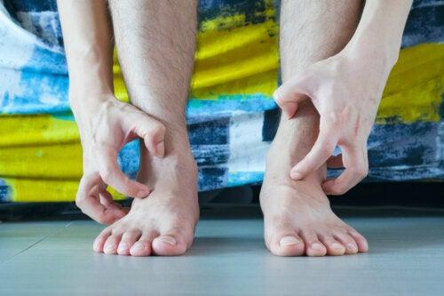 10 causas comuns de coceira nas pernas e o que fazer