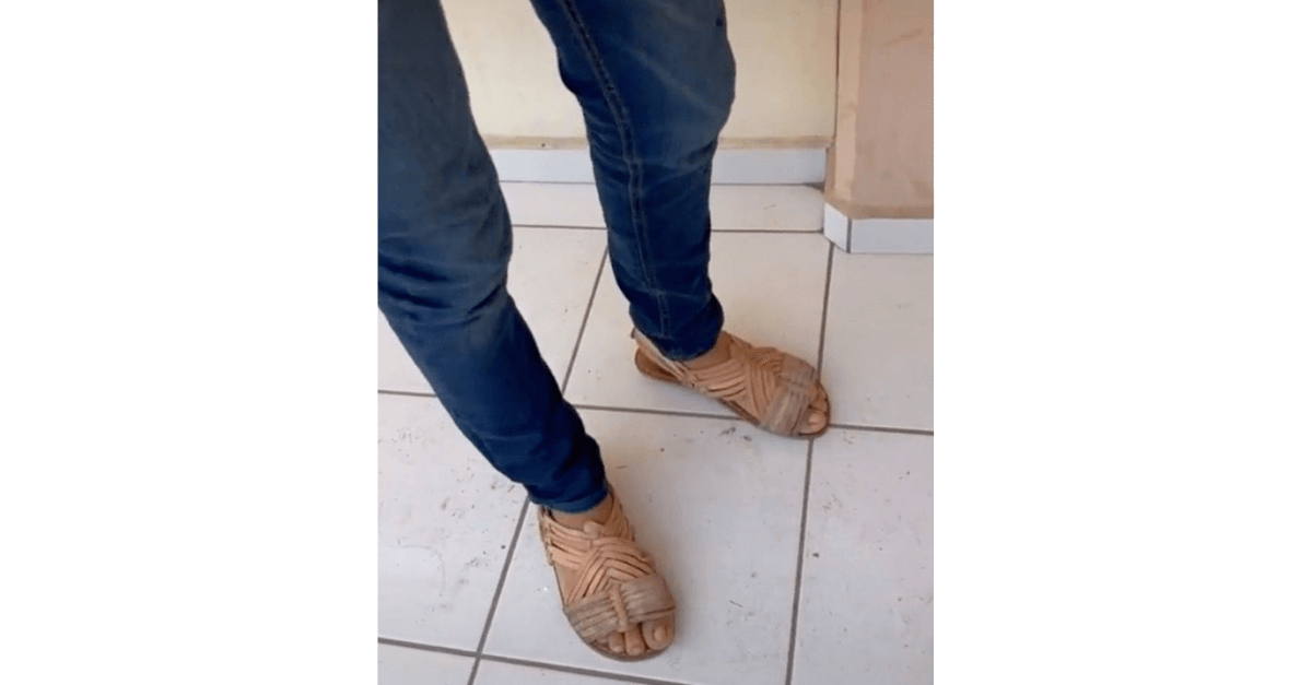 Menino zomba de colega por usar tênis falsificado
