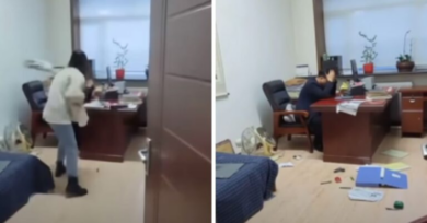 Chefe assedia sexualmente mulher, que o ataca com esfregão