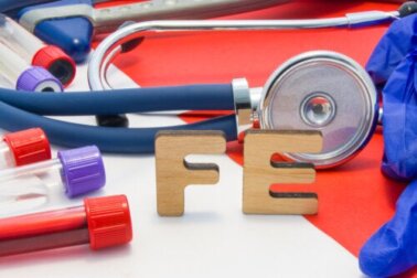 O que é transferrina e quais são seus níveis normais?