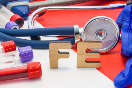 O que é transferrina e quais são seus níveis normais?