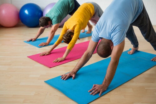 Exercícios de alongamento de costas e pescoço