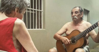Marido faz serenatas diárias para esposa com Alzheimer