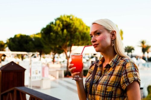 5 bebidas que causam desidratação e que devemos evitar no verão