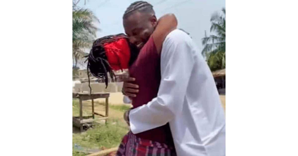 Jovem procura vendedora ambulante que o alimentava quando criança: queria ajudá-la e agradecer