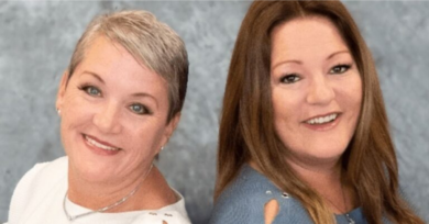 Irmãs se conhecem após 45 anos. Elas têm filhos na mesma escola e a mesma profissão!