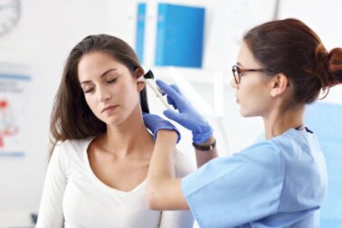 10 possíveis causas de sangramento no ouvido