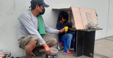 Escola dá bolsa de estudos para menina que estudava debaixo de caixas de papelão na rua