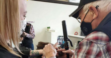 Idoso aprende a fazer penteados e maquiar esposa que está ficando cega